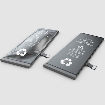 Substituição de bateria de celular feita pela equipe da Bazoni Cell