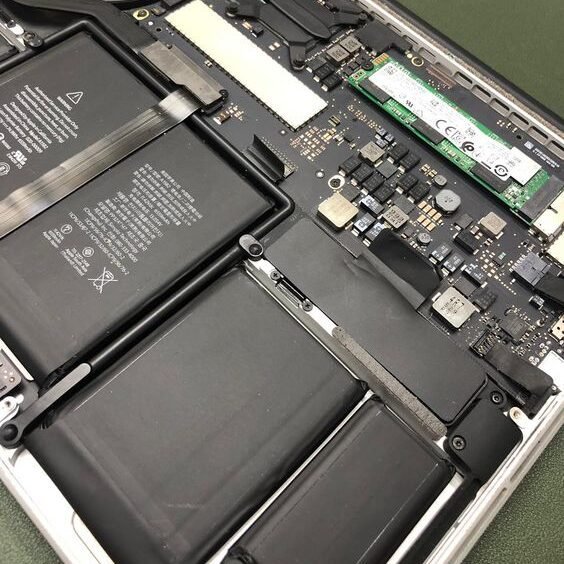 Análise de placa lógica de celular realizada pela Bazoni Cell