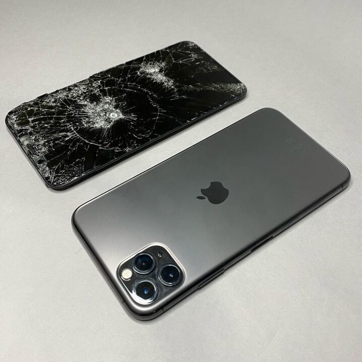 Técnico da Bazoni Cell realizando troca de tela de smartphone