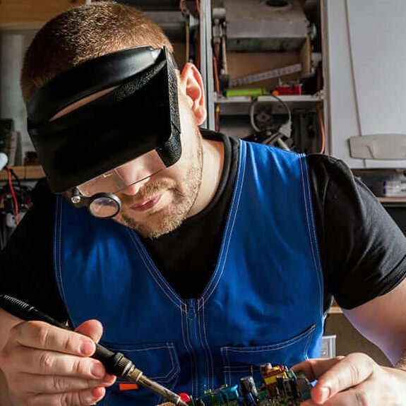 Técnico da Bazoni Cell realizando reparo em bancada